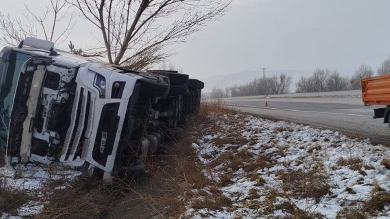 Alaca'da sis kazaya sebep oldu: Devrilen tırın sürücüsü yara almandan kurtuldu