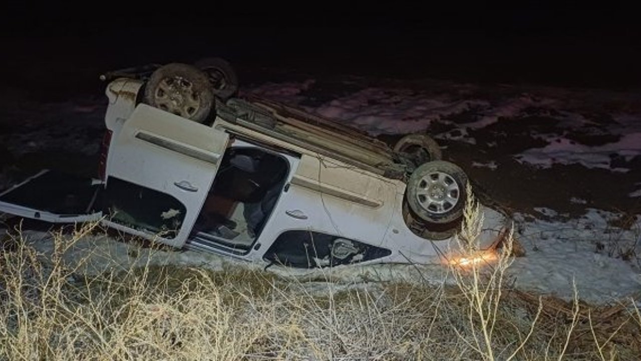 Ambulansa yetişmeye çalışan otomobil tarlaya devrildi: 2 yaralı