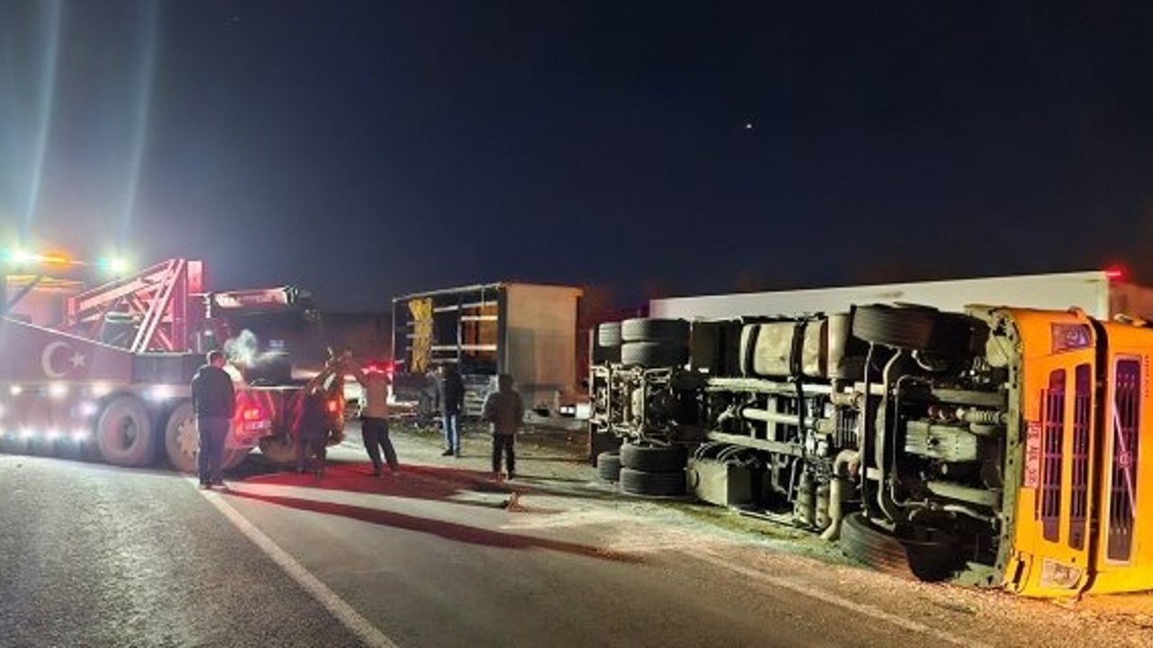 Kamyon devrildi, mandalinaların saçıldığı yol trafiğe kapandı