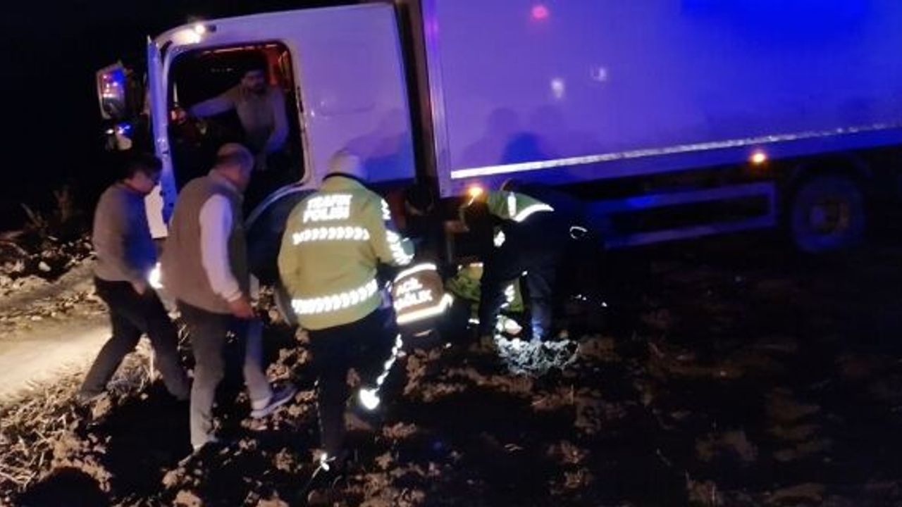 Alaca’da feci kaza: Kazaya müdahale eden trafik polisine kamyon çarptı
