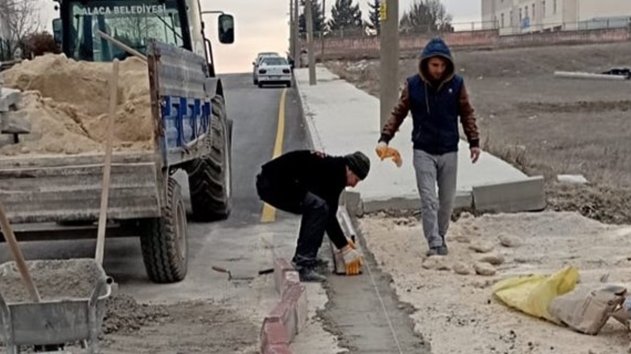 Devlet Hastanesi yolundaki kaldırım çalışmalarını tamamladı 