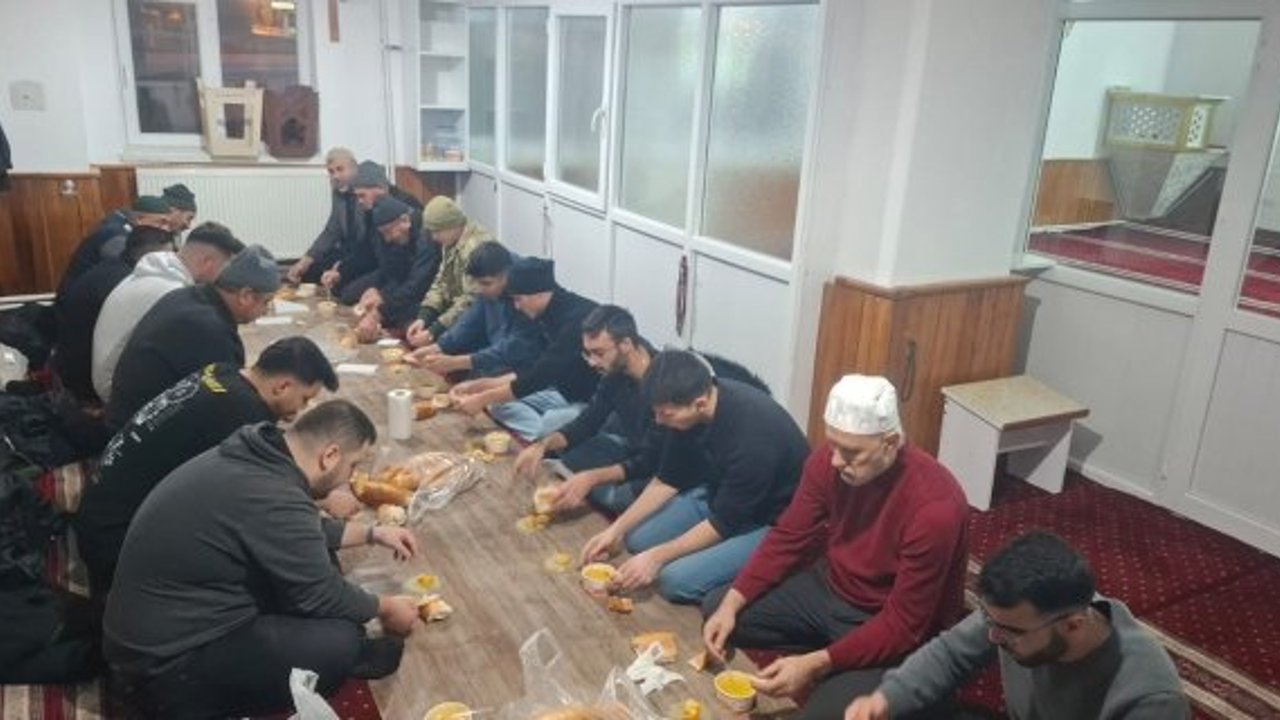 Öğrenciler cemaatle sabah namazında buluştu