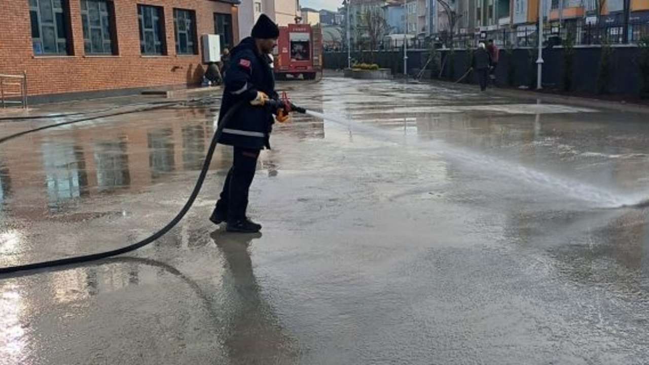 Selin Şahin Ortaokulu’nun bahçesinde temizlik çalışması