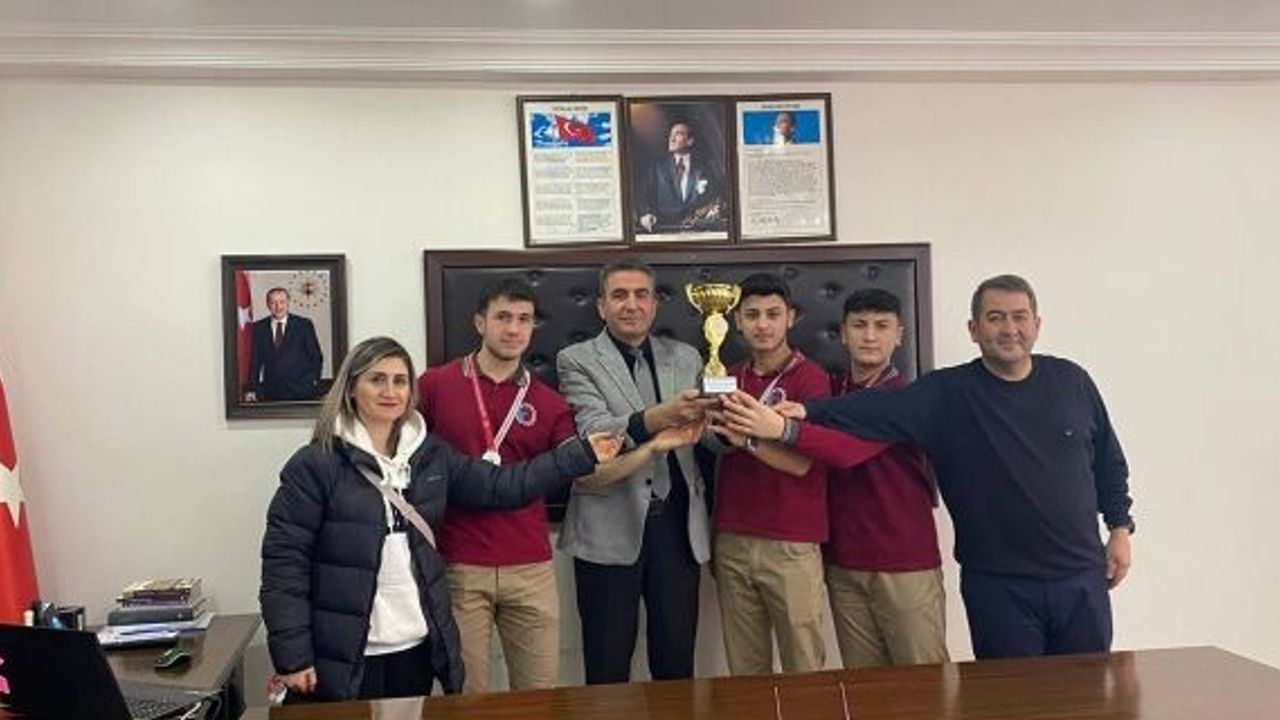 Sporcu öğrencilerden Alaca  İlçe Milli Eğitim Müdürü Çaylak’a ziyaret