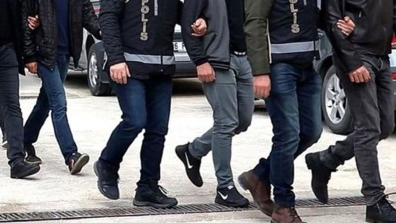 Uyuşturucu tacirleri yakalanacağını anlayınca uyuşturucu maddeleri aracın camından attı