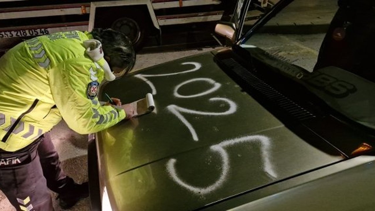 Yeni yılın ilk dakikasında üzerinde "2025" yazan otomobili ile ceza yedi