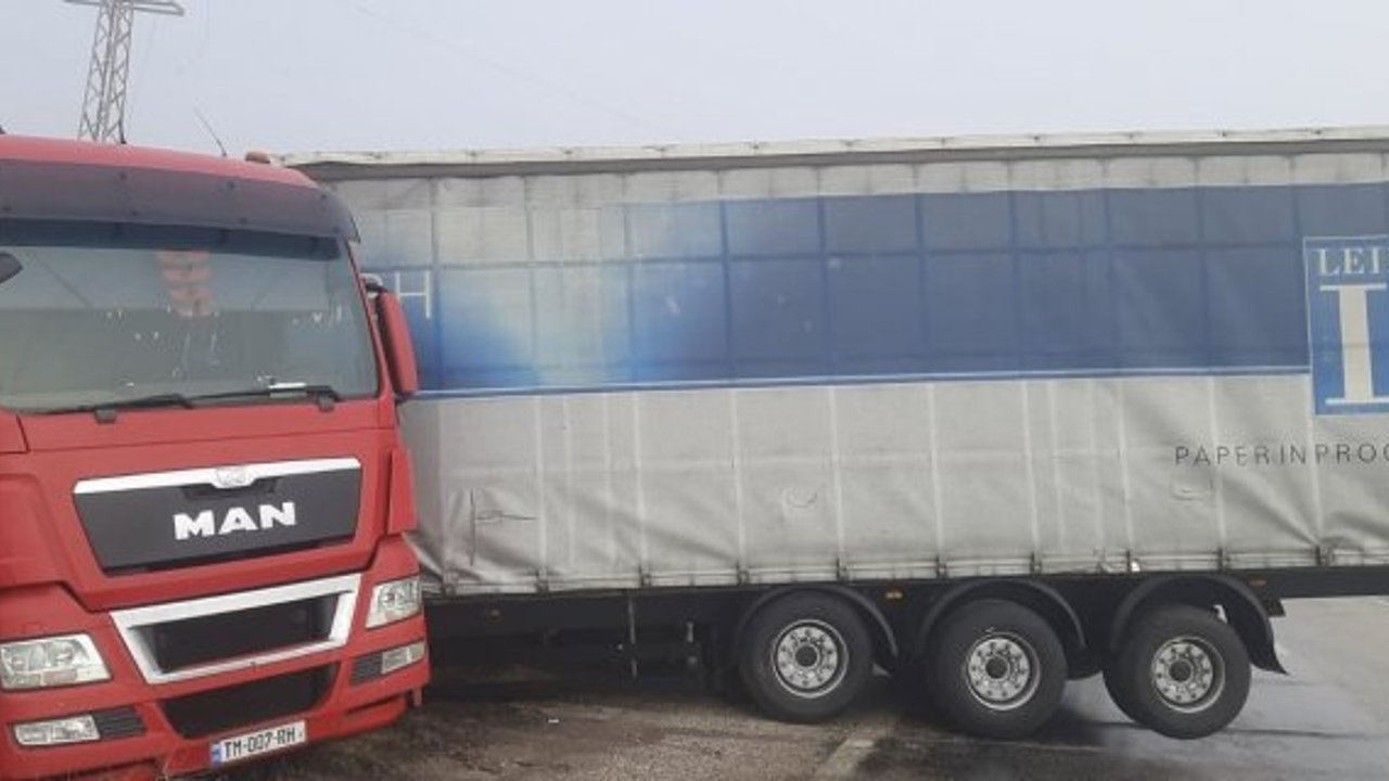 Yoğun siste makas atan tır yoldan çıktı