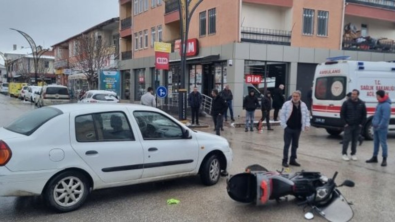 Alaca’da motosiklet ile otomobil çarpıştı: 1 yaralı