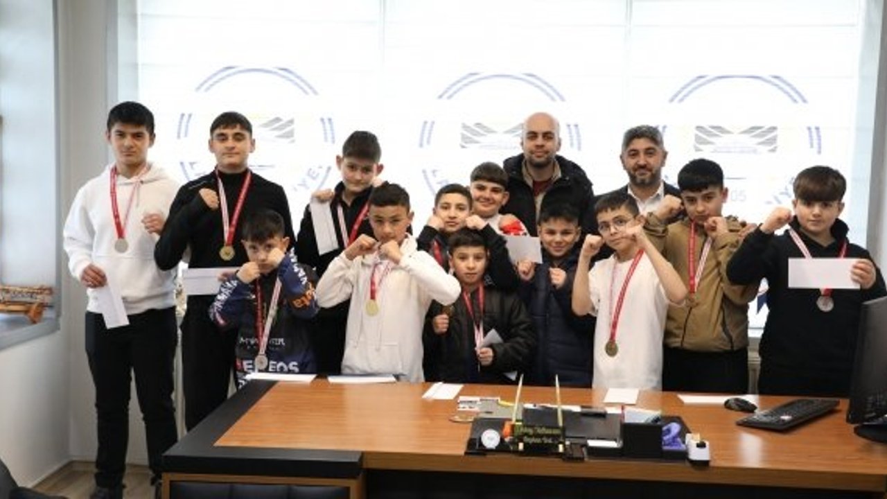 Oktay Yelkuvan, başarılı öğrencileri tebrik etti