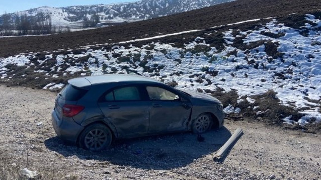 Virajı alamayan otomobil tarlaya uçtu: 1 yaralı