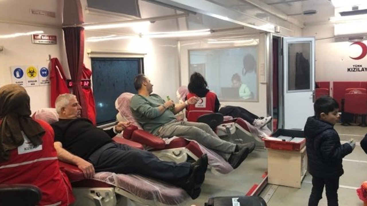 Vatandaşlardan kan bağışı kampanyasına yoğun ilgi