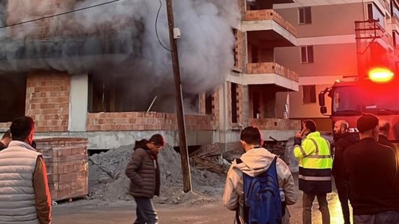 Alaca'da Yangın Alarmı: İnşaat Malzemeleri Kül Oldu