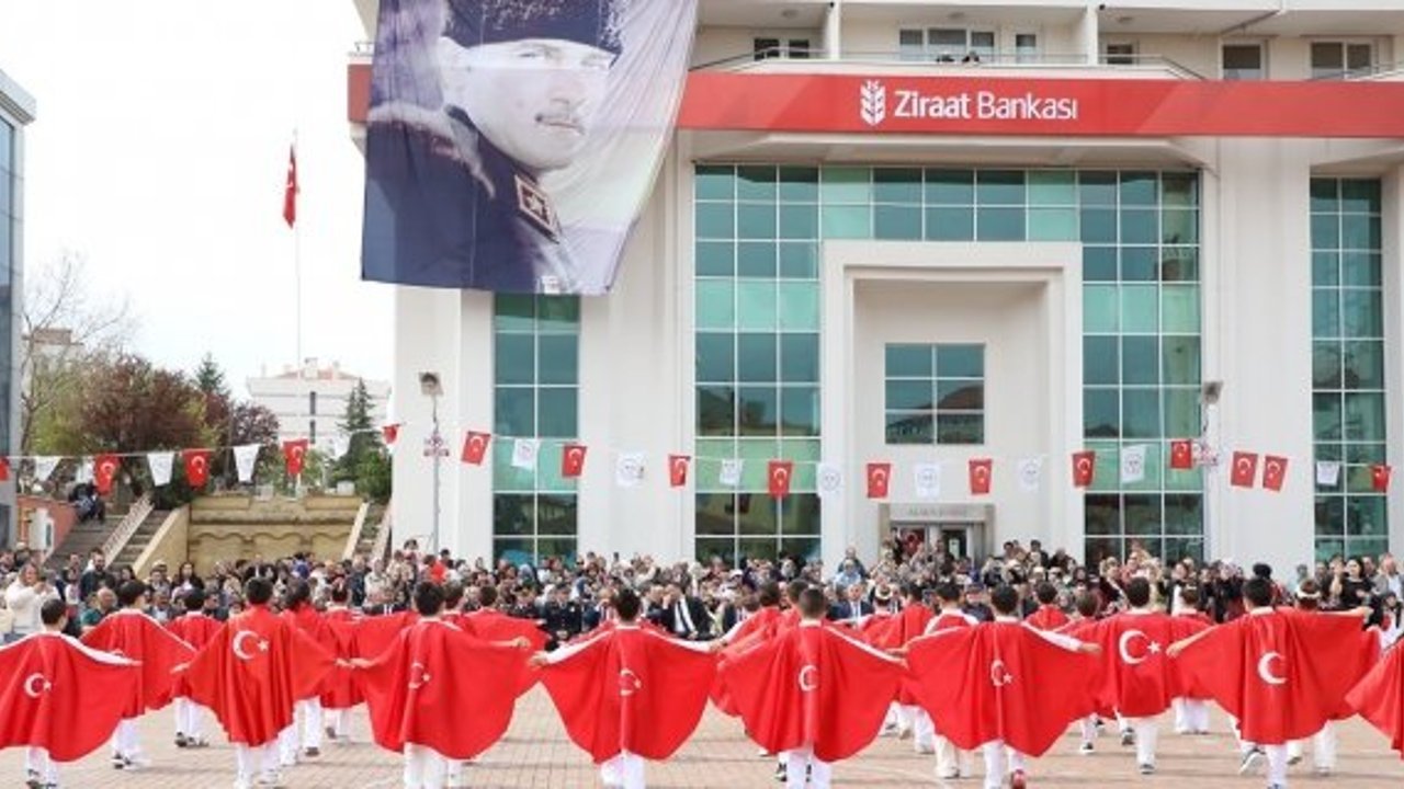 Alaca’da 23 Nisan Coşkusu: Cumhuriyet Meydanı’nda Unutulmaz Kutlama