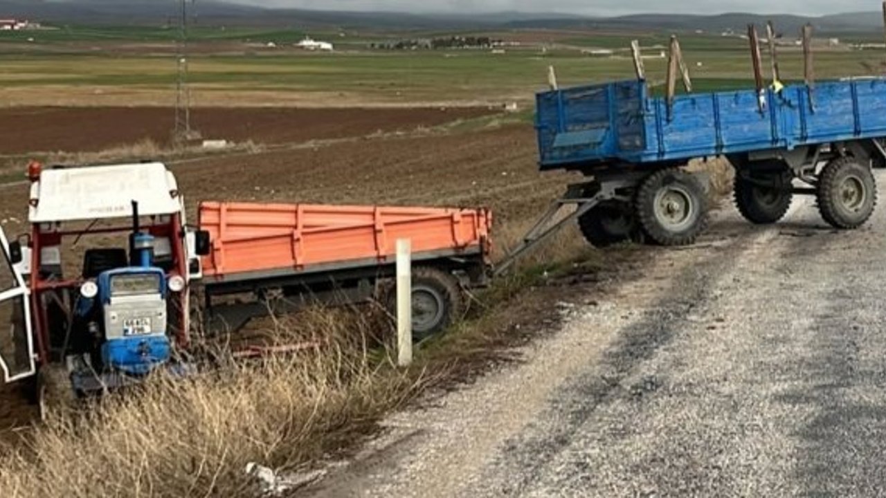 Tırın çarptığı traktör şarampole devrildi