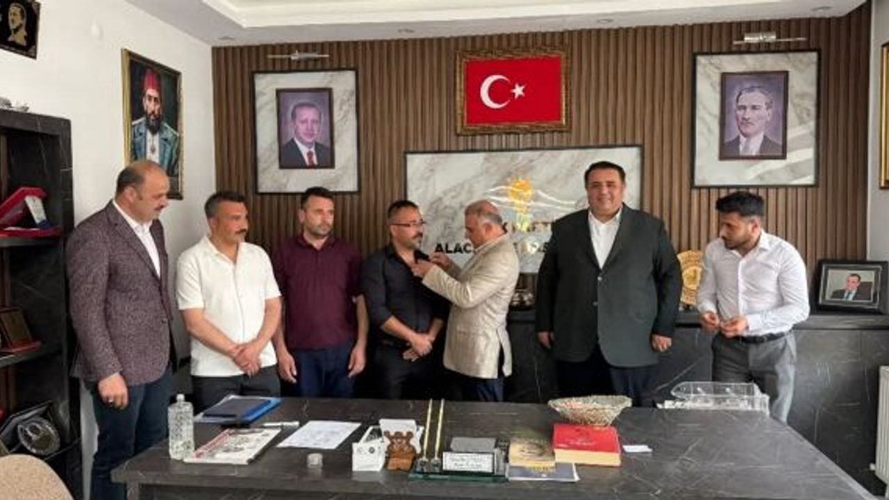 AK Parti’ye yeni katılımlar: Rozetleri takıldı