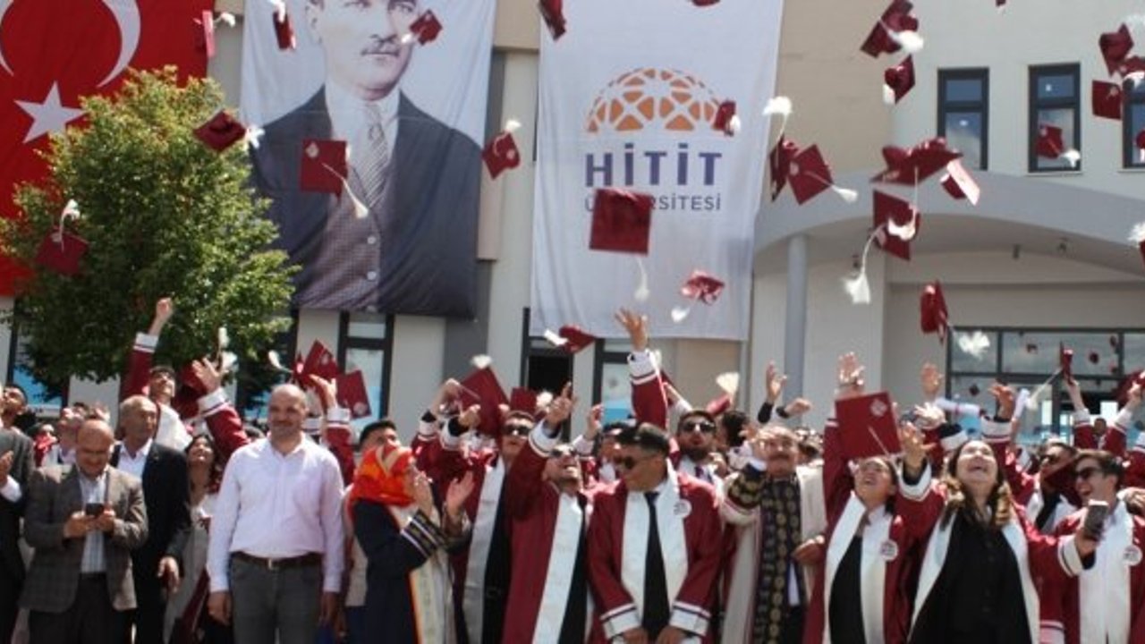 Alaca MYO’da mezuniyet sevinci: Kep Attılar, geleceğe uğurlandılar!