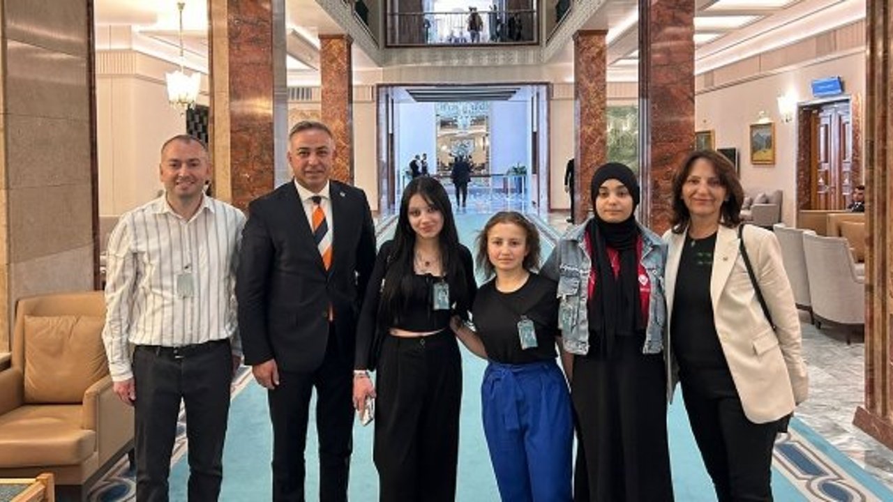 Meclis’te gençlik rüzgarı: Alaca’dan öğrenciler TBMM’yi gezdi