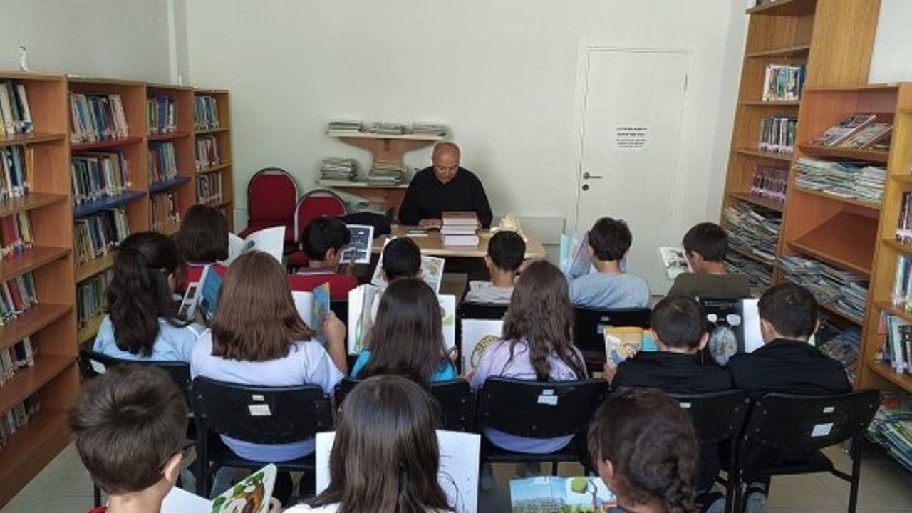 Atatürk İlkokulu öğrencilerinden kitapların renkli dünyasına yolculuk