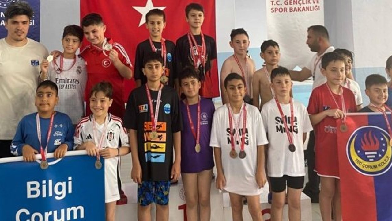 Cumhuriyet İlkokulu yüzmede yine kürsüde: Çorum’dan 4 dereceyle döndüler