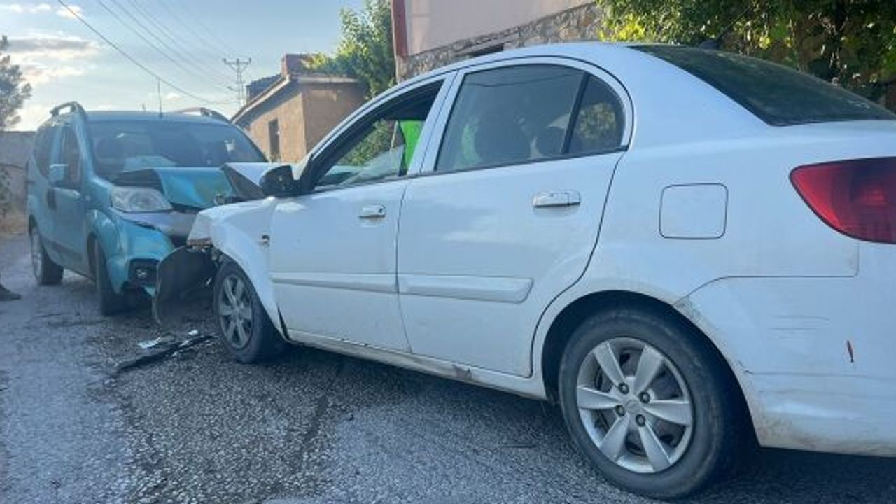 İki araç kafa kafaya çarpıştı, 4 kişi yaralandı
