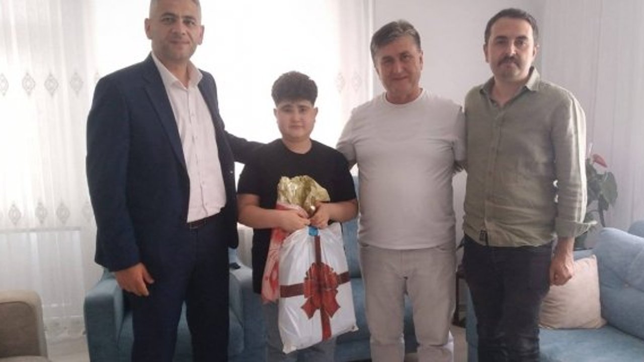 LGS’ye evinde girecek öğrenciye moral ziyareti