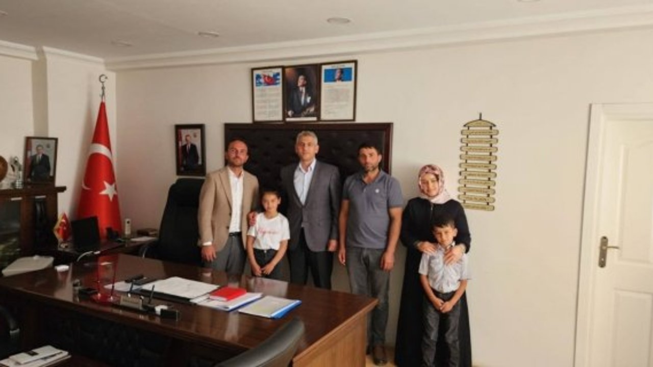 Minik şairin büyük başarısı: Ecrin Bahar Arslan ödülle döndü