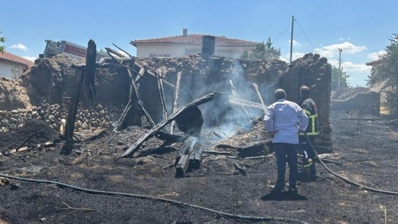 Alaca'da garaj alevlere teslim oldu