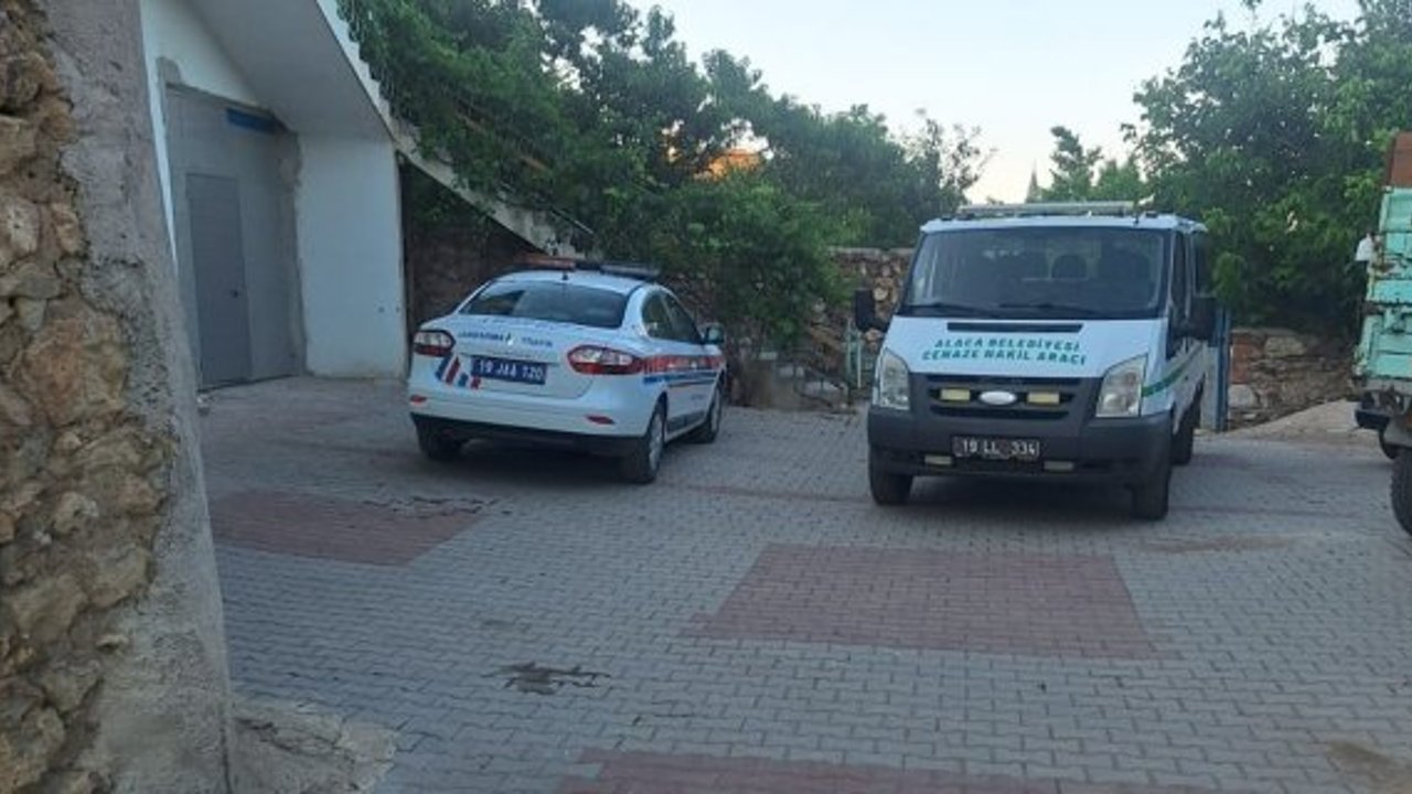 Alaca'da tek başına yaşayan kadın evinde ölü bulundu