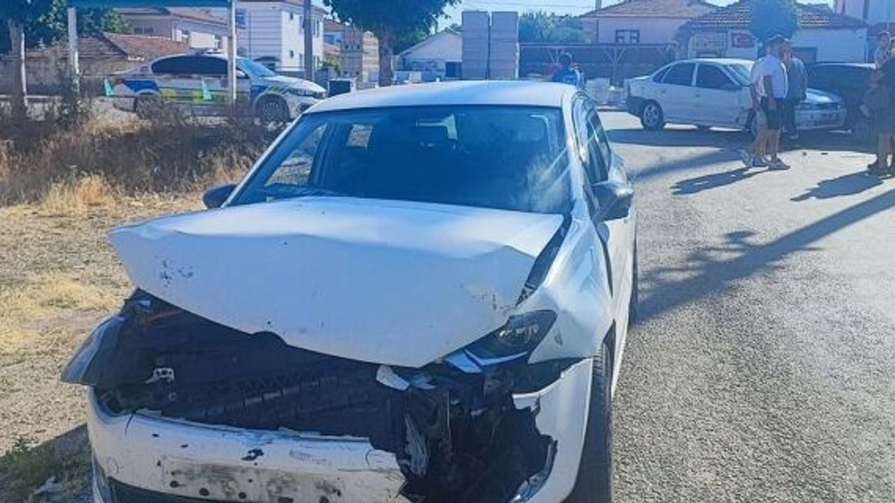 Alaca'da zincirleme kaza: Üç otomobil çarpıştı, 3 yaralı!