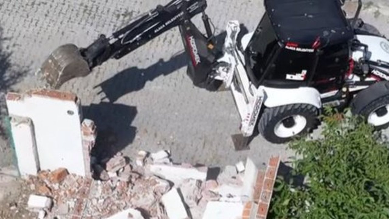 Alaca'daki metruk evler yıkılıyor