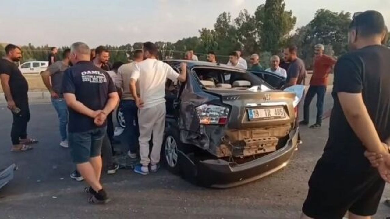 Alaca yol ayrımında korkutan kaza: 3 yaralı, biri belediye görevlisi
