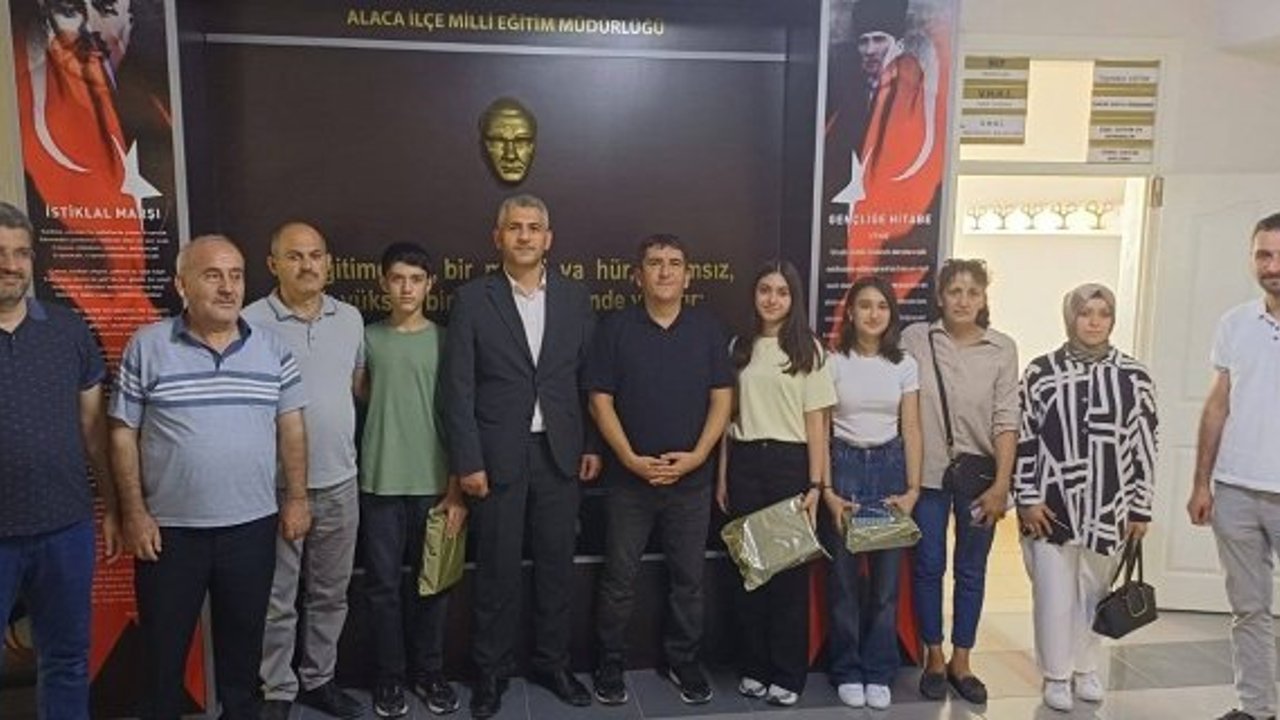 Alaca’da LGS başarısına Müdür Şahin’den hediye