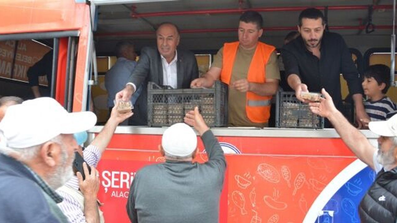 Alaca’da Muharrem Ayı bereketi: Cuma çıkışında vatandaşlara Aşure ikramı