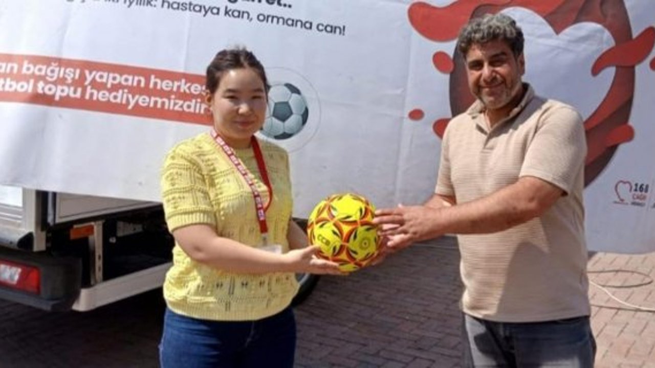 Kızılay’dan dikkat çeken etkinlik: Kan verenlere futbol topu sürprizi