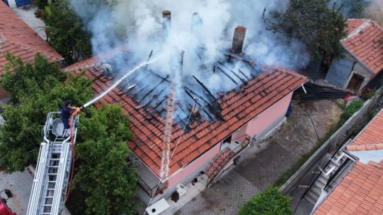 Tandırda yakılan eşyalar faciaya neden oluyordu: Alaca’da bir evin çatısı yandı