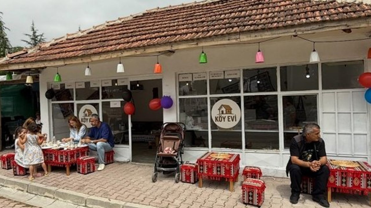Tarihin kalbinde otantik mola: Alacahöyük’te Köy Evi Cafe hizmete açıldı