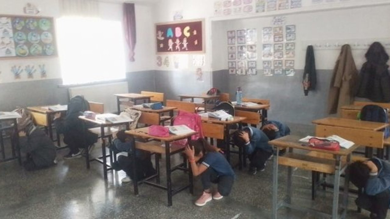 Alaca'daki okullarda eşzamanlı deprem tatbikatı