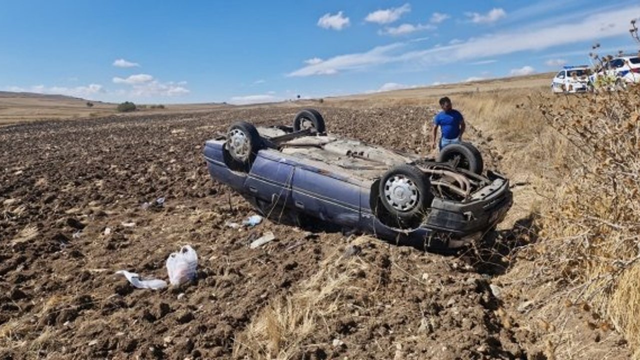 Taklalar atarak tarlaya uçtu! 4 kişi hastaneye kaldırıldı
