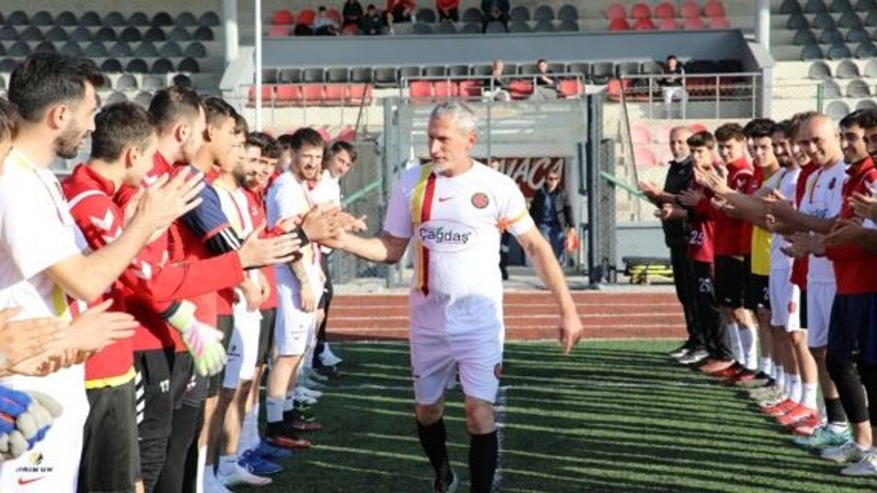 Ahmet Şahin, jübile maçına çıkarak futbola veda etti