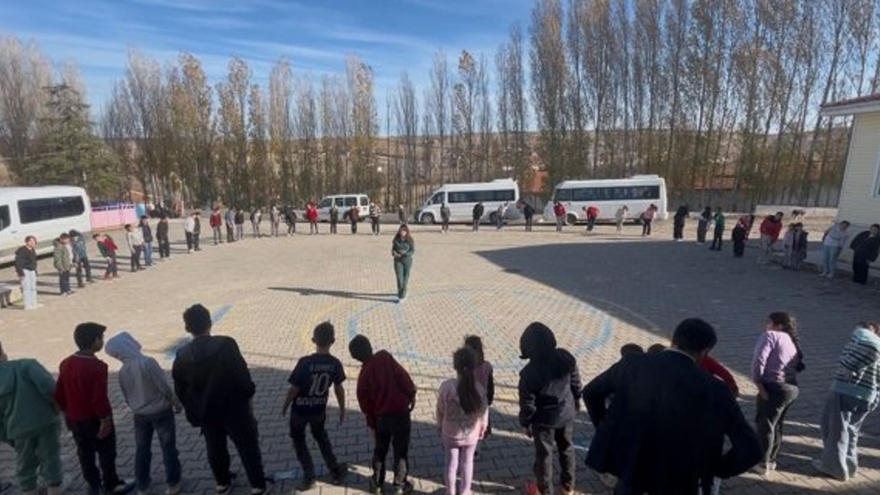 Alaca'da öğrencilere sağlıklı beslenme ve duruş eğitimi