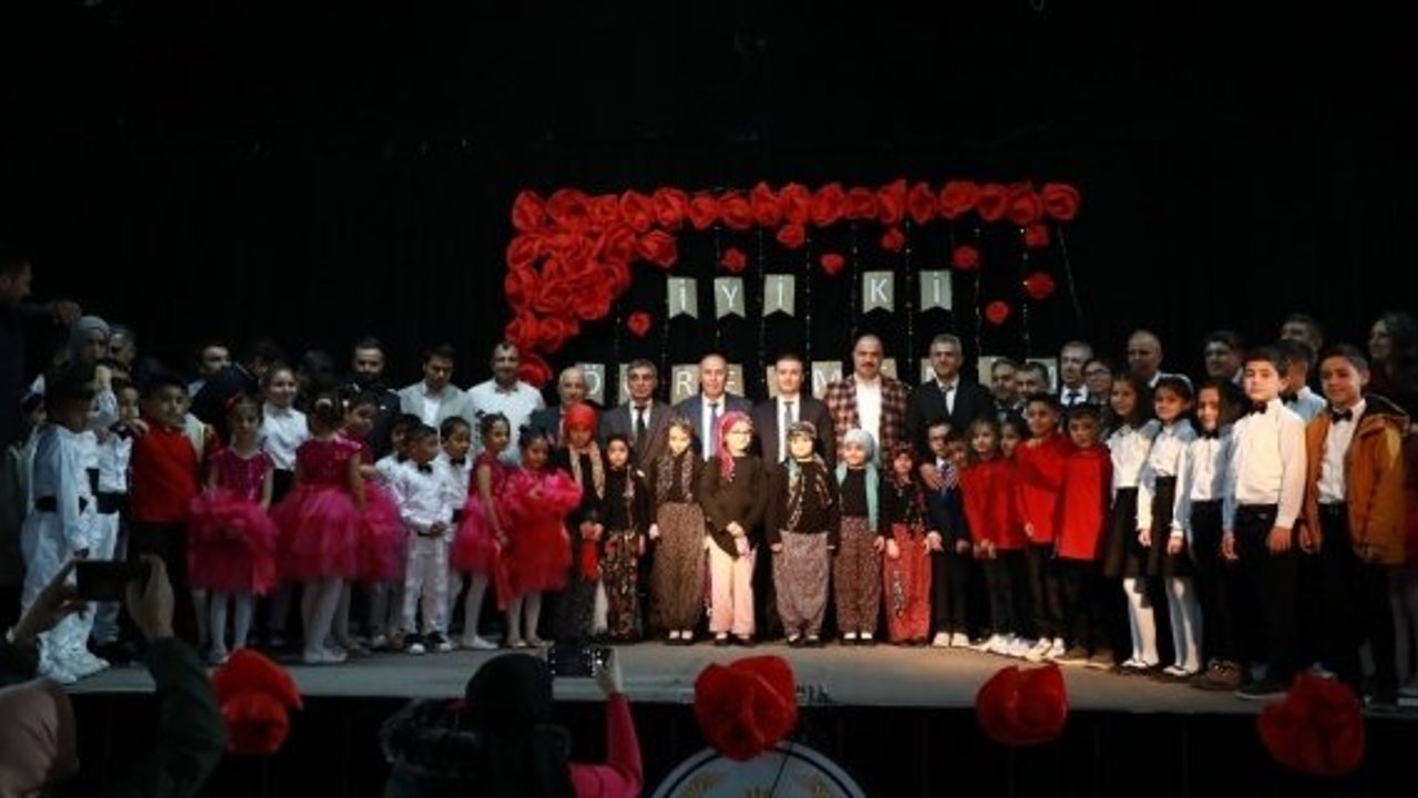 Alaca’da Öğretmenler Günü töreni: Aday öğretmenler yemin etti