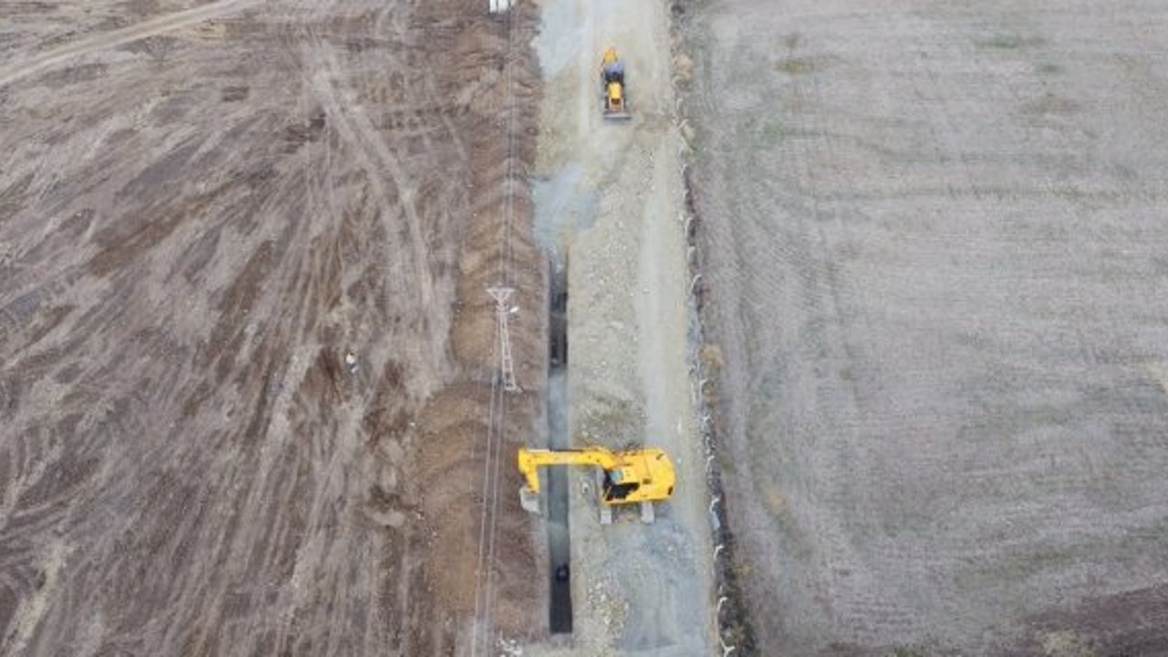 Alaca’da yılların kanal sorunu çözüme kavuşuyor: Sokaklar soğuk asfaltla yenileniyor