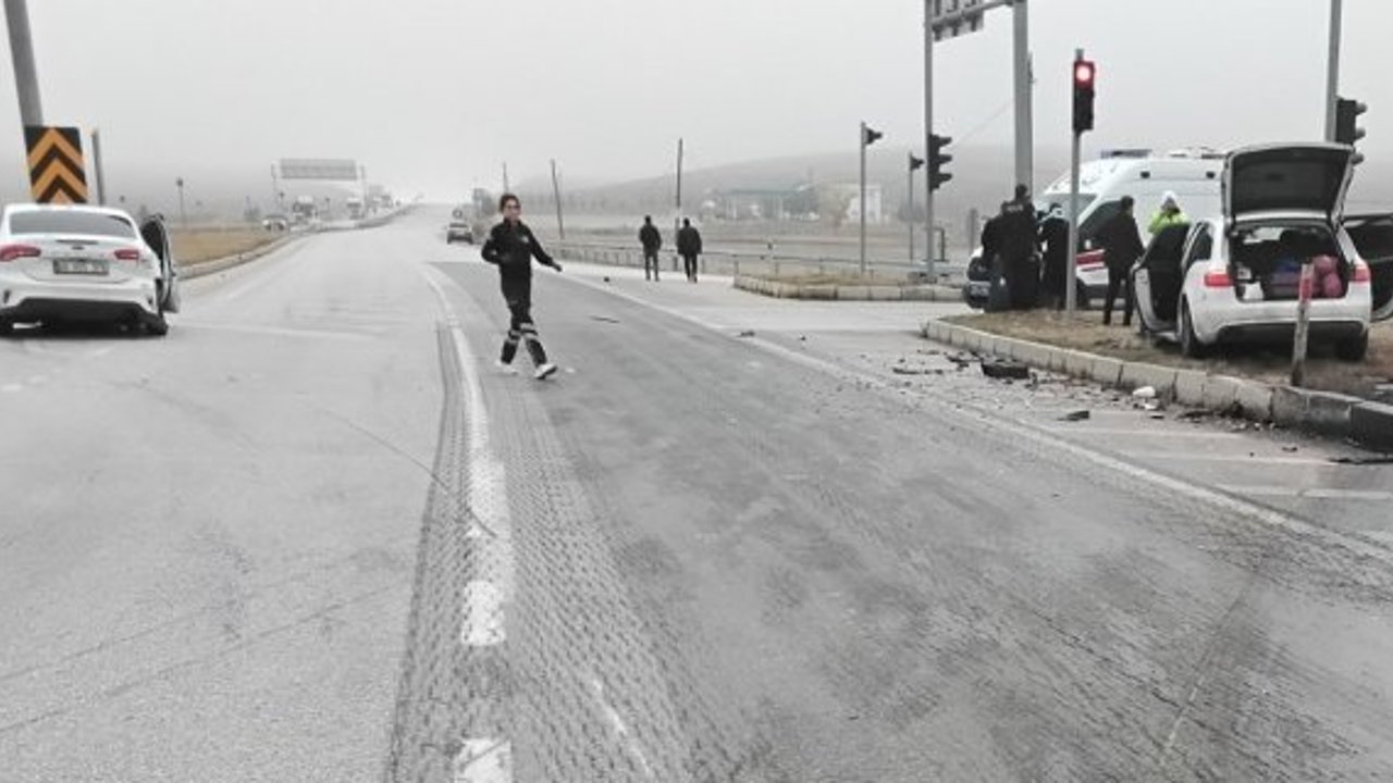 Alaca–Zile Kavşağında iki otomobil çarpıştı, 5 yaralı