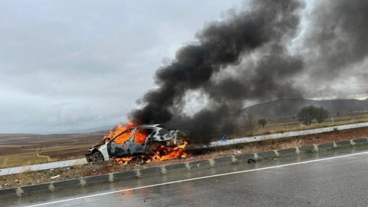 Çorum'da feci kaza: Araç cayır cayır yandı