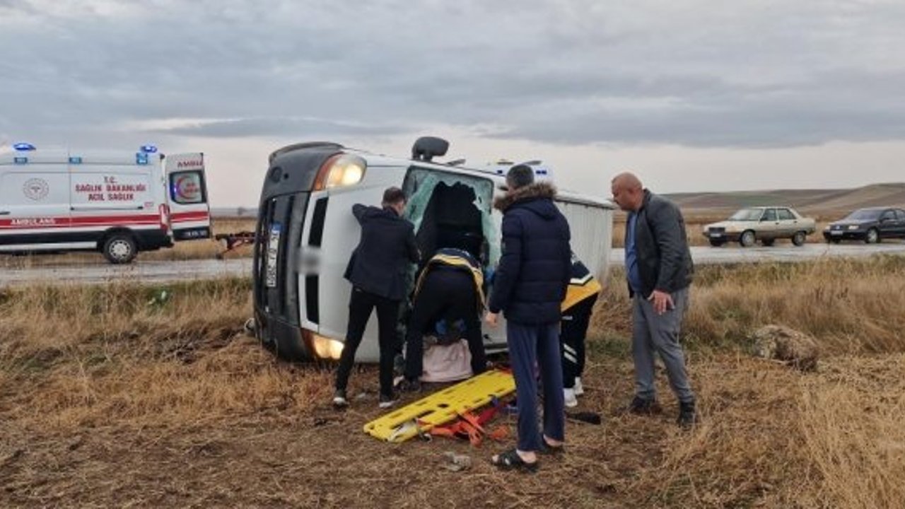 Kontrolden çıkan minibüs tarlaya devrildi: 3 yaralı