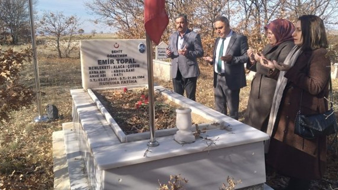 Şehit Öğretmen Emir Topal’ın kabri ziyaret edildi