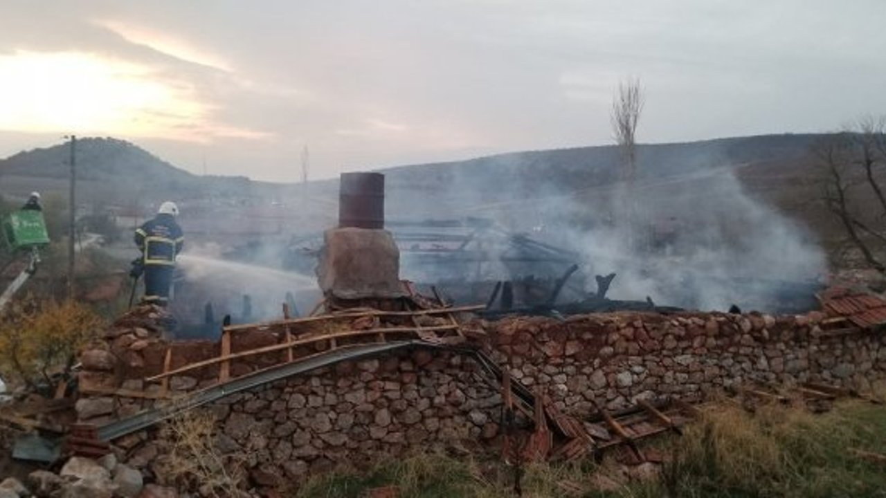 Tandır alevi yangına neden oldu: Alaca’da ev kullanılamaz hale geldi