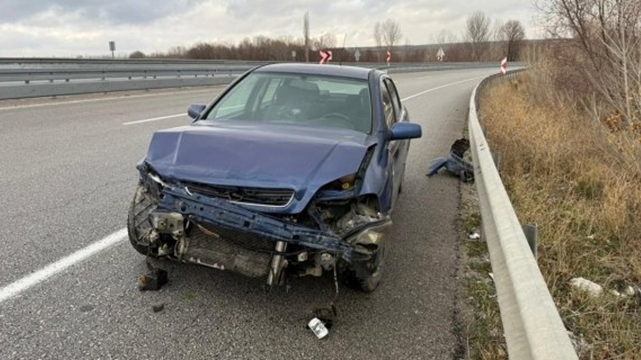 Alaca'da kaza: Araç bariyerlere çarptı, 1 kişi yaralandı