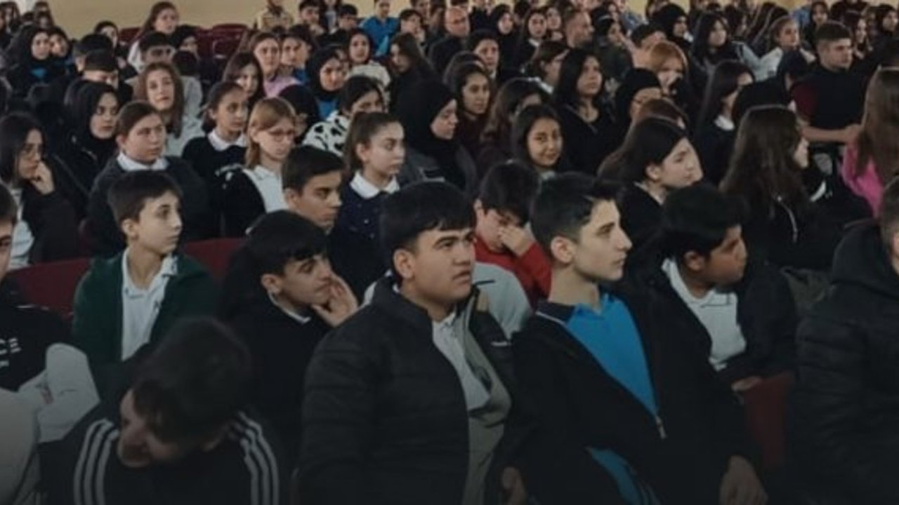 Alaca’da lise öğrencilerine terör örgütlerine karşı bilgilendirme