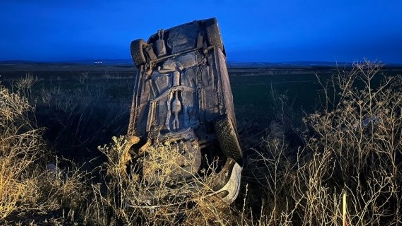Çorum'da takla atan otomobil dik durdu